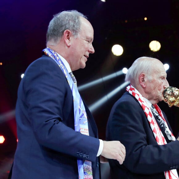 Docteur Alain Frere, conseiller artistique depuis 1974, avec le Clown d or remis par la princesse Stephanie et le prince Albert II lors de la remise de prix de la 46ème édition du festival international du cirque de Monte-Carlo le 23 janvier 2024. © Jean-François Ottonello / Nice Matin via Bestimage 