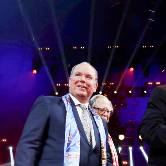 Docteur Alain Frere, conseiller artistique depuis 1974, et Urs Pilz, directeur du cirque, avec leur Clown d or remis par la princesse Stephanie et le prince Albert lors de la remise de prix de la 46ème édition du festival international du cirque de Monte-Carlo le 23 janvier 2024. © Jean-François Ottonello / Nice Matin via Bestimage 