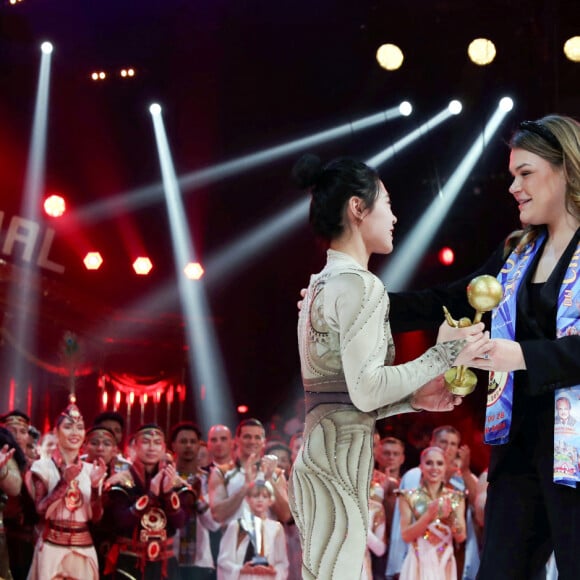 Camille Gottlieb, très élégante, avait copié sa maman et était toute en noir. 
Junior D'or remis par Camille Gottlieb à Wang Mengchen de la Troupe acrobatique de Jiangsu lors de la remise de prix de la 46ème édition du festival international du cirque de Monte-Carlo le 23 janvier 2024. © Jean-François Ottonello / Nice Matin via Bestimage 