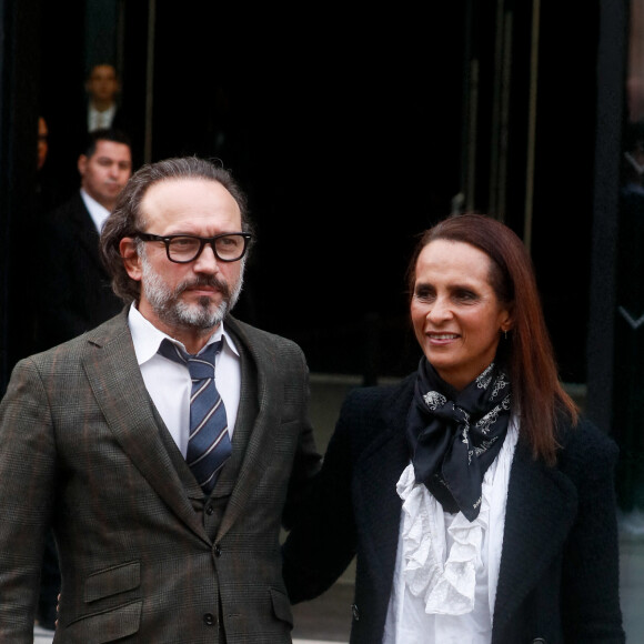 Celle qui est désormais en couple avec Vincent Perez s'est exprimé pour la première fois sur l'affaire dans "Paris Match"
Vincent Perez et sa femme Karine Silla - Arrivées au défilé de mode Haute-Couture automne-hiver 2024/2025 "Chanel" au Grand Palais Ephémère lors de la fashion week de Paris. Le 23 janvier 2024 © Christophe Clovis / Bestimage 