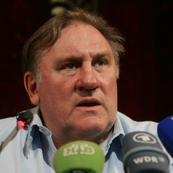 Liz Hurley et Gerard Depardieu en conference de presse pour le film "Turquoise" a Grozny le 21 mai 2013. Le tournage du film "Turquoise" a commencé samedi sur une place du centre de Grozny, ville entièrement reconstruire après les deux guerres entre indépendantistes et forces russes qui ont ensanglanté la Tchétchénie dans les années 1990 et en 2000. C'est l'histoire d'un gangster ancien voleur d'oeuvres d'art, rôle principal interprété par Gérard Depardieu, qui revient à Moscou après avoir passé sept ans en prison en France. En Russie, il cherche à élucider le meurtre de son fils, avec l'aide de sa compagne (Elizabeth Hurley) et d'un ami tchétchène.
