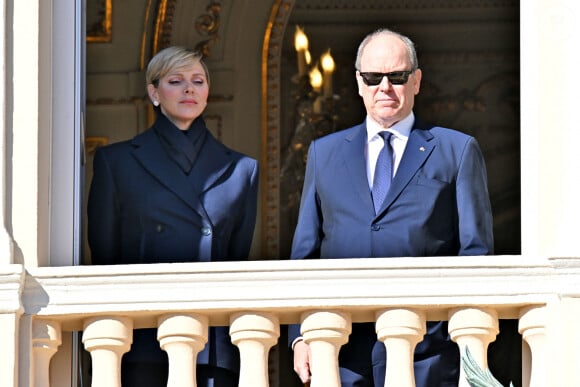 Le prince Albert II de Monaco et son épouse la princesse Charlene au balcon du palais lors de la célébration de la Sainte Dévote, sainte patronne de Monaco, le 27 janvier 2024. © Bruno Bebert / Bestimage