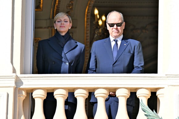 Le prince Albert II de Monaco et son épouse la princesse Charlene au balcon du palais lors de la célébration de la Sainte Dévote, sainte patronne de Monaco, le 27 janvier 2024. © Bruno Bebert / Bestimage