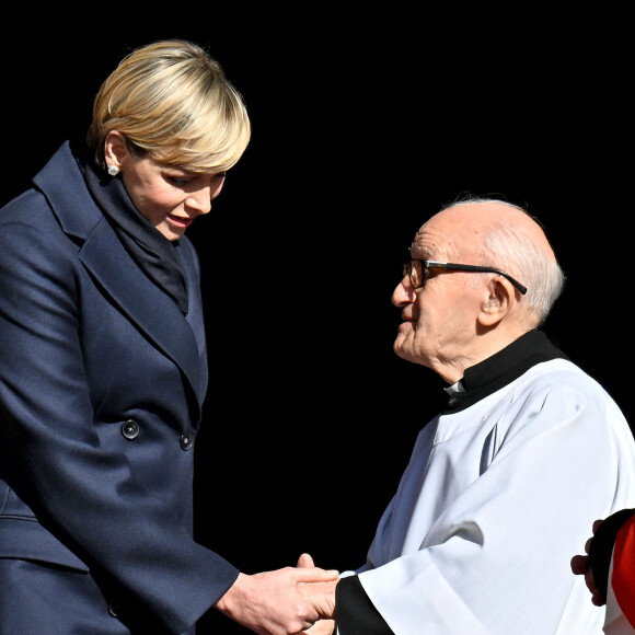 A 10h, les fidèles ont assisté à la messe pontificale présidée par le cardinal François-Xavier Bustillo, évêque d'Ajaccio.
Père César Penzo et la princesse Charlene - Sortie de la messe pontificale lors de la célébration de la Sainte Dévote, sainte patronne de Monaco, le 27 janvier 2024. © Bruno Bebert / Bestimage