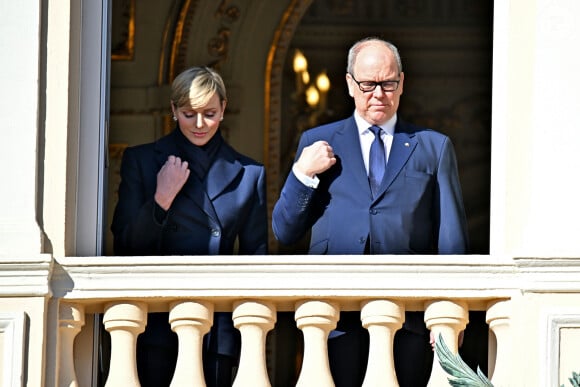 Le prince Albert II de Monaco et son épouse la princesse Charlene au balcon du palais lors de la célébration de la Sainte Dévote à Monaco, sainte patronne de Monaco, le 27 janvier 2024. © Bruno Bebert / Bestimage