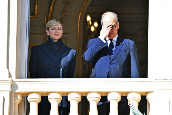 Le samedi 27 janvier 2024, la famille royale a poursuivi les célébrations.
Le prince Albert II de Monaco et son épouse la princesse Charlene au balcon du palais lors de la célébration de la Sainte Dévote à Monaco, sainte patronne de Monaco, le 27 janvier 2024. © Bruno Bebert / Bestimage