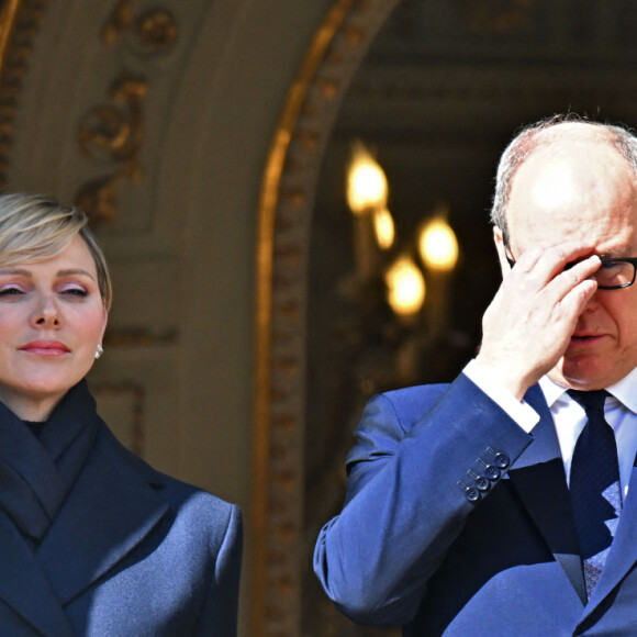 Le samedi 27 janvier 2024, la famille royale a poursuivi les célébrations.
Le prince Albert II de Monaco et son épouse la princesse Charlene au balcon du palais lors de la célébration de la Sainte Dévote à Monaco, sainte patronne de Monaco, le 27 janvier 2024. © Bruno Bebert / Bestimage