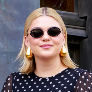 Louane - Personnalités au défilé de mode Zimmermann collection prêt à porter printemps / été 2024 au palais de Tokyo à Paris le 2 octobre 2023. © Christophe Aubert / Bestimage