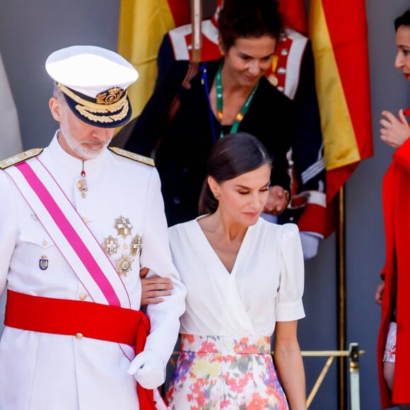 Le roi Felipe VI et la reine Letizia d'Espagne, président le défilé de la Journée des Forces armées à Grenade, le 3 juin 2023.