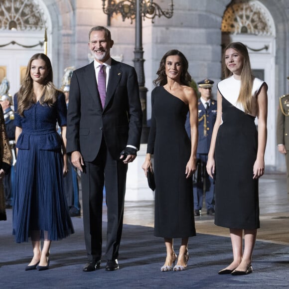 Et notamment à leurs filles.
Le roi Felipe VI d'Espagne, La reine Letizia d'Espagne, La princesse Leonor, L'infante Sofia d'Espagne, La reine Sofia - La famille royale d'Espagne lors de la cérémonie des "Prix Princesse des Asturies 2023" à Oviedo, Espagne, le 20 octobre 2023. 