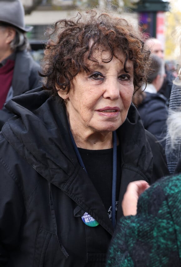 Et pourtant, Liliane Rovère aurait pu se lasser de la gent masculine tant elle a été malmenée à travers les âges.
Liliane Rovère - Marche silencieuse pour la paix au Proche-Orient, entre l'Institut du monde arabe et le musée d'art et d'histoire du judaïsme à Paris, le 19 novembre 2023. © Denis Guignebourg / Bestimage