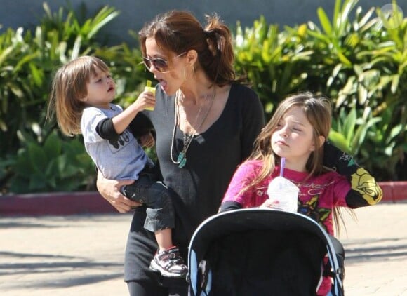 Brooke Burke et ses enfants Neriah, Sierra et Shaya à Los Angeles le 14 mars 2010 