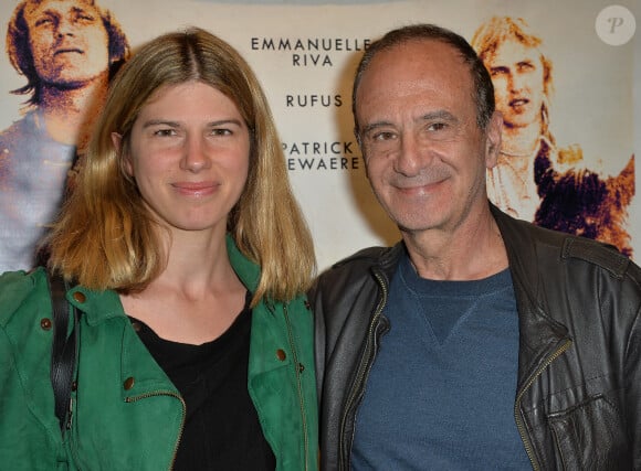 En cette période trouble, le psychanaliste peut compter sur le soutien de sa compagne.
Gérard Miller et sa compagne Anaïs - Projection du film "Au long de rivière Fango" au cinéma Le Luminor à Paris, France, le 3 avril 2017. © Veeren/Bestimage