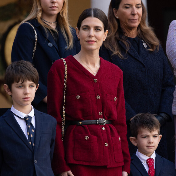 Charlotte Casiraghi et ses fils Raphaël Elmaleh et Balthazar Rassam - La famille princière monégasque dans la cour d'honneur du palais lors de la la fête nationale à Monaco, le 19 novembre 2023. © Olivier Huitel / Pool Monaco / Bestimage 