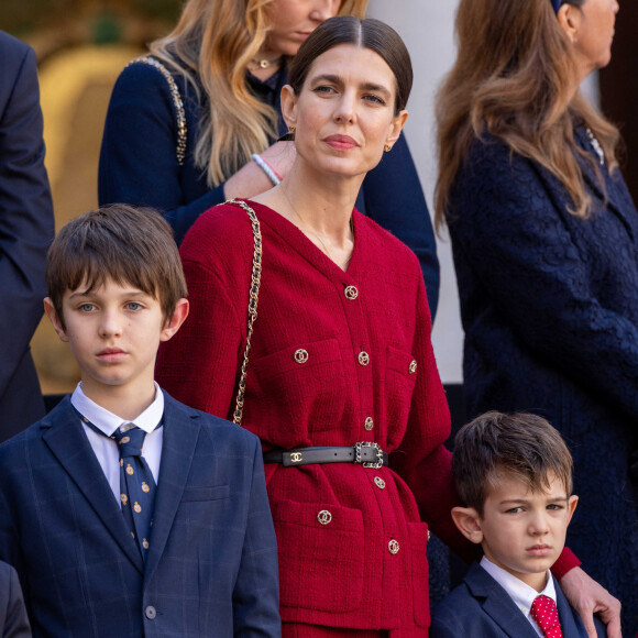 Charlotte Casiraghi et ses fils Raphaël Elmaleh et Balthazar Rassam - La famille princière monégasque dans la cour d'honneur du palais lors de la la fête nationale à Monaco, le 19 novembre 2023. La famille princière monégasque assiste à la prise d'armes, puis à la cérémonie de remise des médailles et à un défilé militaire sur la place du palais princier. © Olivier Huitel / Pool Monaco / Bestimage 