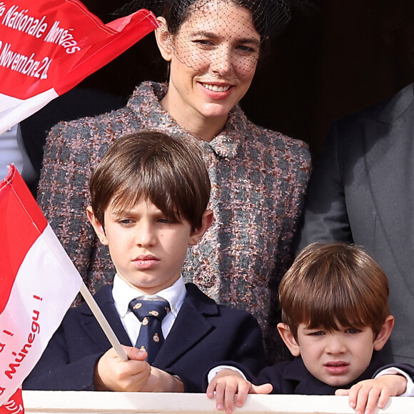 Raphaël Elmaleh, Charlotte Casiraghi, Dimitri Rassam et leur fils Balthazar Rassam - La famille princière au balcon du palais lors de la Fête Nationale de la principauté de Monaco le 19 novembre 2022. © Dominique Jacovides / Bruno Bebert / Bestimage 