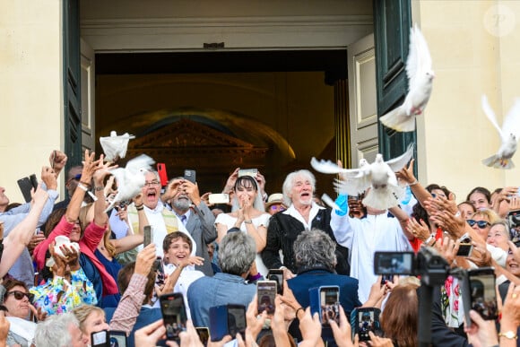 Murielle Mégevand et Hugues Aufray sur le parvis de l'église pour un lâcher de colombes - Mariage d'Hugues Aufray et de Murielle Mégevand à l'église Saint-Vigor de Marly-Le Roy, France, le 2 septembre 2023. 