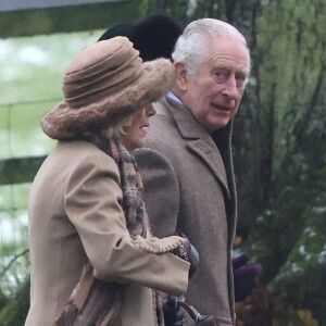 Un moment qui a dû rassurer les anglais.
Le roi Charles III d'Angleterre et Camilla Parker Bowles, reine consort d'Angleterre assistent au service du dimanche à l'église Sainte-Marie-Madeleine de Sandringham, Norfolk, Royaume-Uni,