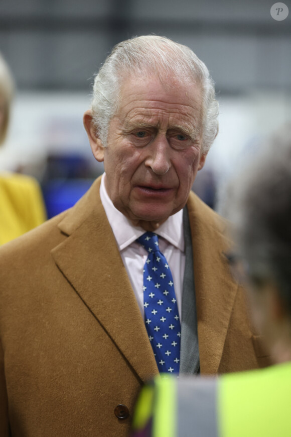 Le roi Charles III d'Angleterre, le jour de son 75ème anniversaire, et Camilla Parker Bowles, reine consort d'Angleterre, lors du lancement officiel du Coronation Food Project à Didcot, le 14 novembre 2023.