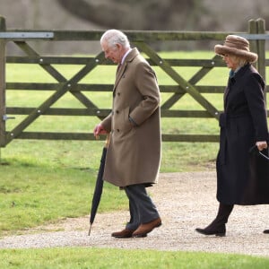 Le roi Charles III d'Angleterre et Camilla Parker Bowles, reine consort d'Angleterre, lors de la messe dominicale en l'église St-Mary Magdalene à Sandringham, le 4 février 2024.