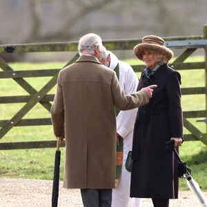 Le roi Charles III d'Angleterre et Camilla Parker Bowles, reine consort d'Angleterre, lors de la messe dominicale en l'église St-Mary Magdalene à Sandringham, le 4 février 2024.