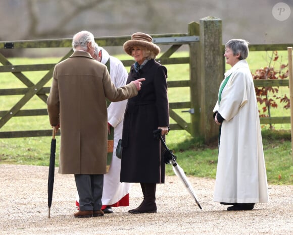 Le roi Charles III d'Angleterre et Camilla Parker Bowles, reine consort d'Angleterre, lors de la messe dominicale en l'église St-Mary Magdalene à Sandringham, le 4 février 2024.