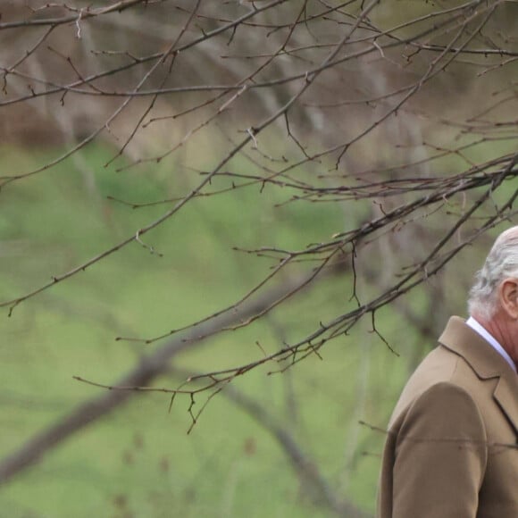 Le roi Charles III d'Angleterre et Camilla Parker Bowles, reine consort d'Angleterre, lors de la messe dominicale en l'église St-Mary Magdalene à Sandringham, le 4 février 2024.