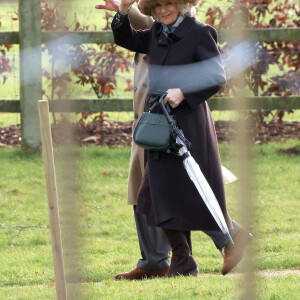 Le roi Charles III d'Angleterre et Camilla Parker Bowles, reine consort d'Angleterre, lors de la messe dominicale en l'église St-Mary Magdalene à Sandringham, le 4 février 2024.