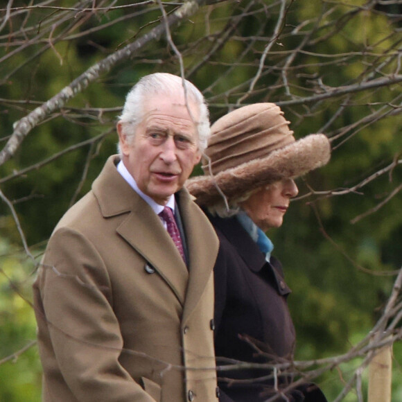 Il a été aperçu alors qu'il allait à l'église St Mary Magdalene, avec son épouse et le révérend Canon Dr Paul Williams.
Le roi Charles III d'Angleterre et Camilla Parker Bowles, reine consort d'Angleterre, lors de la messe dominicale en l'église St-Mary Magdalene à Sandringham, le 4 février 2024.
