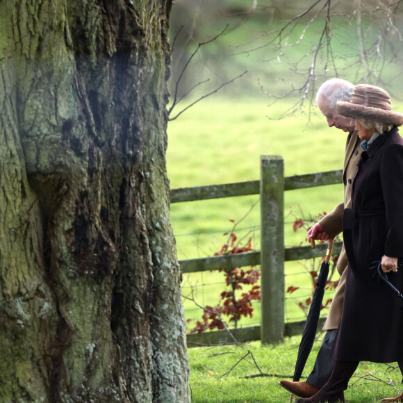 Il est apparu en long manteau beige et a salué de loin les personnes croisées, le tout, le sourire aux lèvres.

Le roi Charles III d'Angleterre et Camilla Parker Bowles, reine consort d'Angleterre, lors de la messe dominicale en l'église St-Mary Magdalene à Sandringham, le 4 février 2024. 