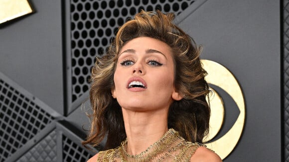 Grammy Awards : Miley Cyrus ultra sculptée et recouverte d'épingles, Paris Jackson fait disparaître ses 80 tatouages !