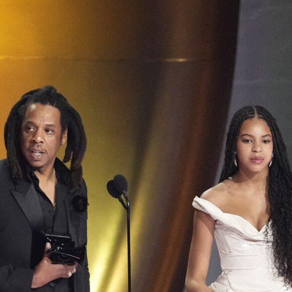 Blue Ivy Carter s'est fait remarquer dans une pièce Vivienne Westwood, de couleur rose poudré et nacré.
Jay-Z et sa fille Blue Ivy - 66e cérémonie des Grammy Awards à la Crypto.com Arena de Los Angeles. Le 4 février 2024. @ Robert Hanashiro-USA Today/SPUS/ABACAPRESS.COM