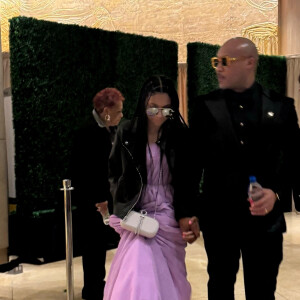 Elle s'est même joint à Jay-Z, qui venait récupérer son "Grammy Award de l'impact mondial Dr. Dre" face à une foule de célébrités...
Blue Ivy Carter arrive au gala pré-Grammy au Beverly Hilton de Los Angeles.