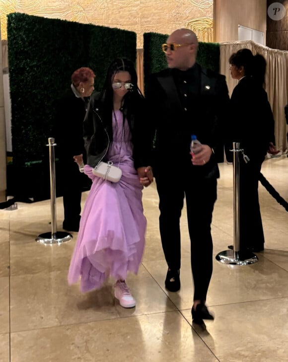 Elle s'est même joint à Jay-Z, qui venait récupérer son "Grammy Award de l'impact mondial Dr. Dre" face à une foule de célébrités...
Blue Ivy Carter arrive au gala pré-Grammy au Beverly Hilton de Los Angeles.