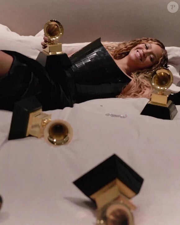 Beyonce fêtant ses Grammys avec son mari Jay Z.