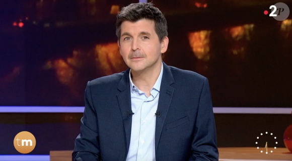 Thomas Sotto se dévoile moustachu en direct dans "Télématin". France 2