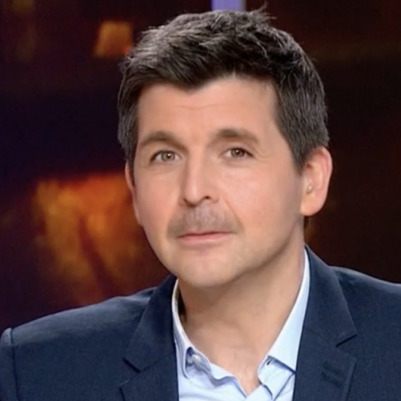 Thomas Sotto se dévoile moustachu en direct dans "Télématin". France 2