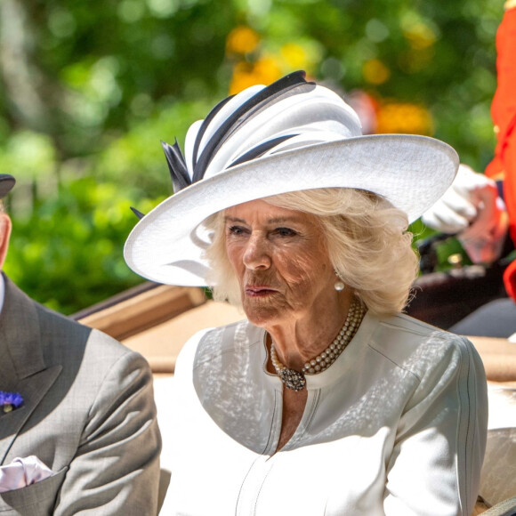 Un photographe de The Sun a d'ailleurs fait une confession la concernant. Et camilla est bien plus forte qu'on ne le pense 
Le roi Charles III d'Angleterre et Camilla Parker Bowles, reine consort d'Angleterre, au meeting hippique Royal Ascot à Ascot, le 23 juin 2023. 