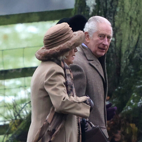 Le roi Charles III d'Angleterre et Camilla Parker Bowles, reine consort d'Angleterre assistent au service du dimanche à l'église Sainte-Marie-Madeleine de Sandringham, Norfolk, Royaume-Uni, le 3 décembre 2023. 