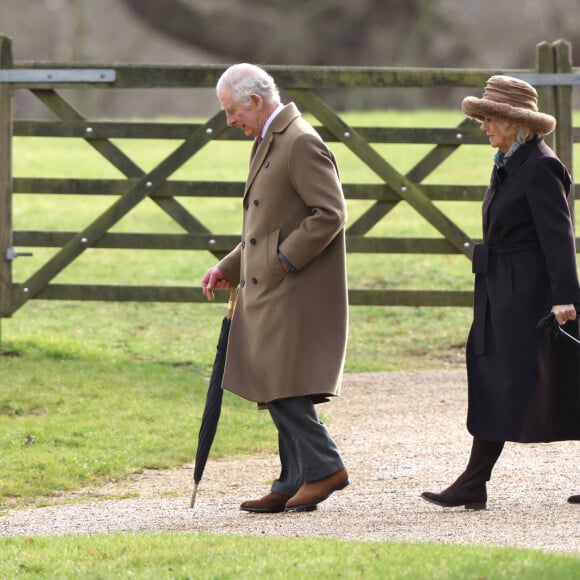 Le roi Charles III d'Angleterre et Camilla Parker Bowles, reine consort d'Angleterre, lors de la messe dominicale en l'église St-Mary Magdalene à Sandringham, le 4 février 2024. , après être sorti de l'hôpital.