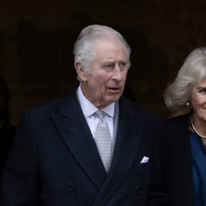 Le roi Charles III d'Angleterre quitte l'hôpital avec la reine consort Camilla après y avoir subi une opération de la prostate. Londres, le 29 janvier 2024. 