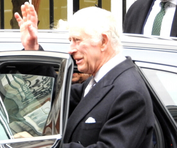 Charles III sortant de la London Clinic après son opération de la prostate.