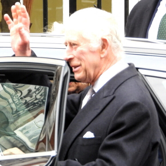 Charles III sortant de la London Clinic après son opération de la prostate.