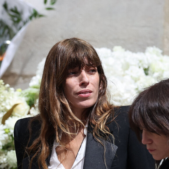 Mais aussi pour sa soeur Charlotte. 
Lou Doillon, Charlotte Gainsbourg - Sorties des célébrités aux obsèques de Jane Birkin en l'église Saint-Roch à Paris. Le 24 juillet 2023 © Jacovides-KD Niko / Bestimage 