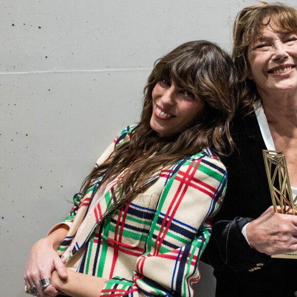 Ce qui rend l'absence de Jane Birkin, depuis sa mort en juillet, difficile à vivre pour Lou.
Exclusif - Lou Doillon et sa mère Jane Birkin - Backstage de la 36ème édition des Victoires de la Musique à la Seine Musicale à Boulogne-Billancourt, France, le 12 février 2021. © Cyril Moreau/Bestimage 