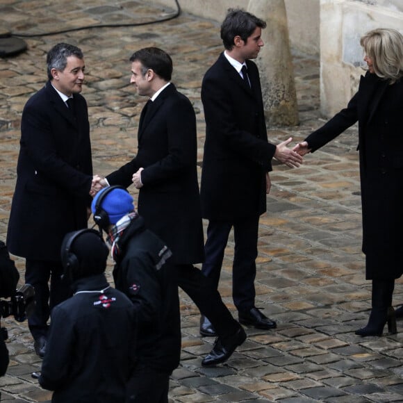 Le président français, Emmanuel Macron et sa femme la Première Dame Brigitte Macron, Gérald Darmanin, le premier ministre Gabriel Attal lors de la cérémonie d'hommage aux victimes françaises des attaques terroristes du 7 octobre en Israël, dans la cour des Invalides, à Paris, France, le 7 février 2024. © Stéphane Lemouton/Bestimage 