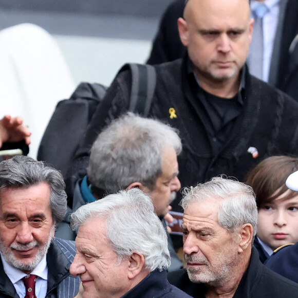 Le président de la République française Emmanuel Macron, Sidney Toledano et Jean-Claude Darmon - Cérémonie d'hommage national aux victimes françaises des attaques terroristes du 7 octobre en Israël dans la cour d'honneur de l'Hôtel national des Invalides, à Paris, France, le 7 février 2024.  © Dominique Jacovides/Bestimage 