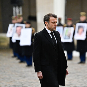 Le président de la République française Emmanuel Macron passe devant les membres de la garde républicaine française qui tiennent les portraits des 42 victimes françaises des attaques terroristes du 7 octobre en Israël - Cérémonie d'hommage national aux victimes françaises des attaques terroristes du 7 octobre en Israël dans la cour d'honneur de l'Hôtel national des Invalides, à Paris, France, le 7 février 2024. ©Eric Tschaen/Pool/Bestimage 