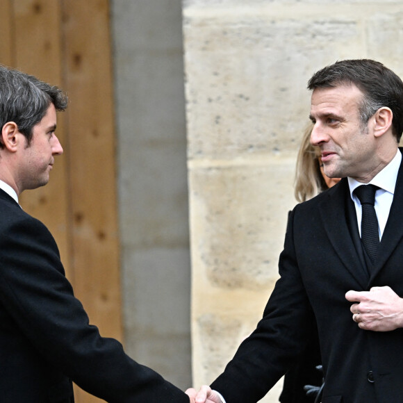 Gabriel Attal, Premier ministre et le président de la République française Emmanuel Macron - Cérémonie d'hommage national aux victimes françaises des attaques terroristes du 7 octobre en Israël dans la cour d'honneur de l'Hôtel national des Invalides, à Paris, France, le 7 février 2024. ©Eric Tschaen/Pool/Bestimage 