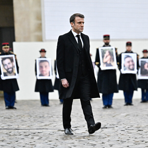 Et bien évidemment Emmanuel Macron.
Le président de la République française Emmanuel Macron passe devant les membres de la garde républicaine française qui tiennent les portraits des 42 victimes françaises des attaques terroristes du 7 octobre en Israël - Cérémonie d'hommage national aux victimes françaises des attaques terroristes du 7 octobre en Israël dans la cour d'honneur de l'Hôtel national des Invalides, à Paris, France, le 7 février 2024. ©Eric Tschaen/Pool/Bestimage 